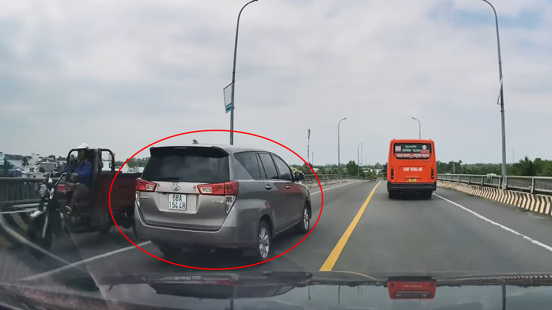 Vạch vàng, nét liền là vạch 1.2, để phân chia 2 làn đường xe chạy