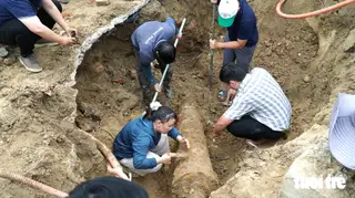 Khi đang thi công một hạng mục trong thành Điện Hải thì phát hiện súng thần công - Ảnh: ĐOÀN CƯỜNG