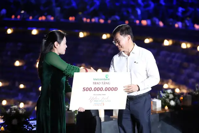 Vietcombank trao tặng 500 triệu đồng cho trẻ em khó khăn do Covid-19
