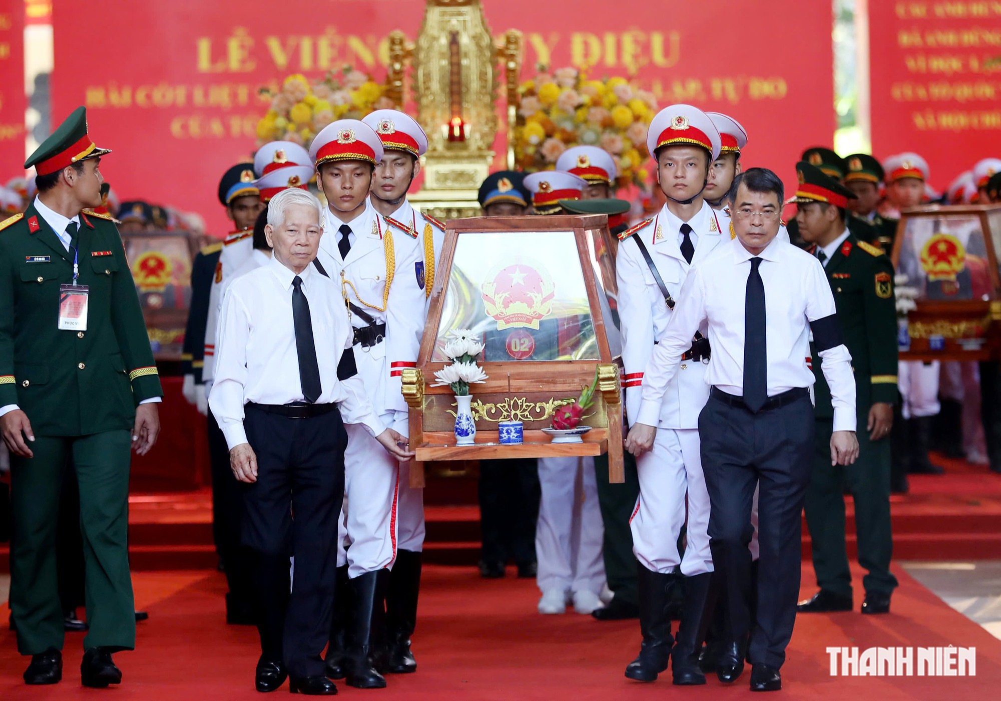 Thủ tướng Lê Minh Hưng và nguyên Chủ tịch nước Nguyễn Minh Triết di quan hài cốt liệt sĩ