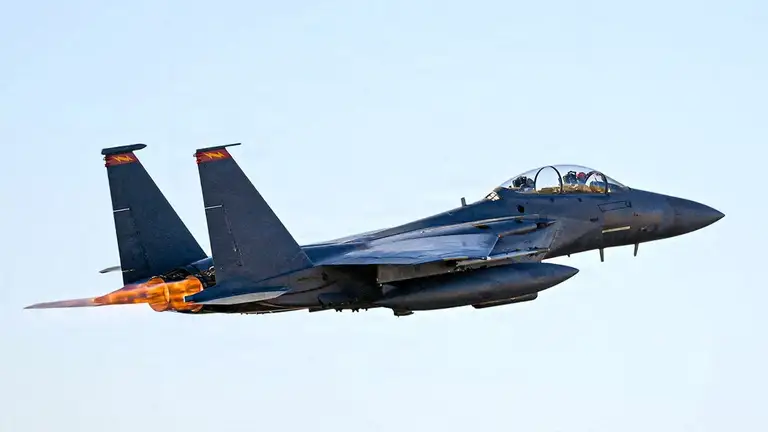 Một chiếc F-15E Strike Eagle đang thực hiện nhiệm vụ trong Chiến dịch Epic Fury tại địa điểm không được tiết lộ ngày 16-3 - Ảnh: REUTERS