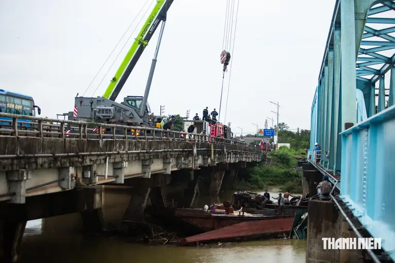 Vị trí 2 sà lan mắc kẹt tại chân cầu đường sắt và đường bộ Mỹ Chánh