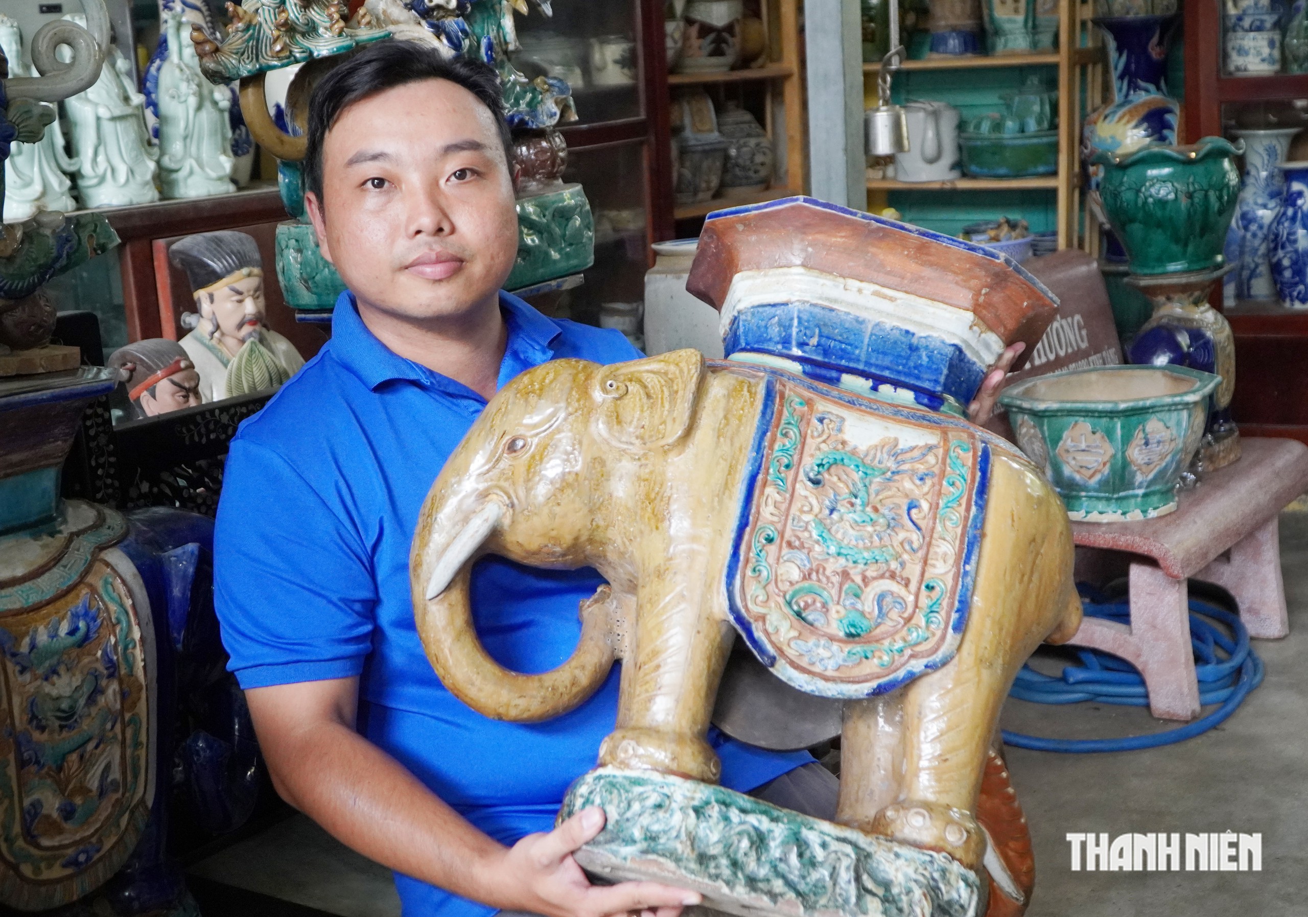 Món anh Nghĩa quý và tâm đắc nhất là gốm voi yếm rồng