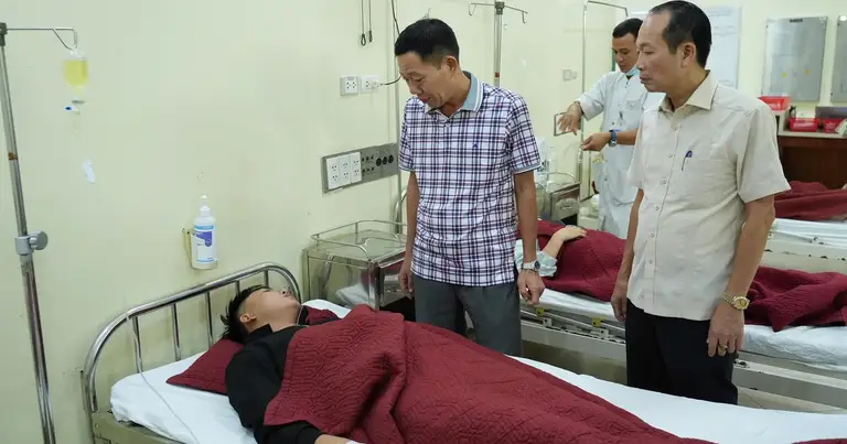 Hỗ trợ chi phí điều trị cho công nhân ngộ độc thực phẩm ở Huế