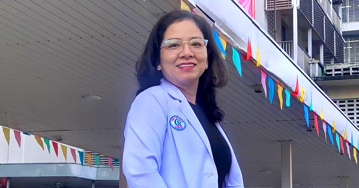 Bác sĩ kể phút cứu hành khách ngưng thở trên máy bay: 'Chạy không kịp mang dép, ép tim trong thế khó'