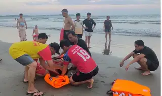 Lực lượng cứu hộ đưa nạn nhân vào bờ để sơ cứu