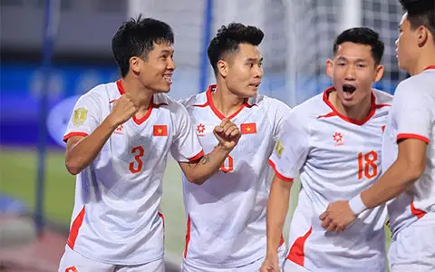 Văn Vĩ ăn mừng bàn thắng mở tỷ số - Ảnh: Đức Cường (bongdaplus.vn)