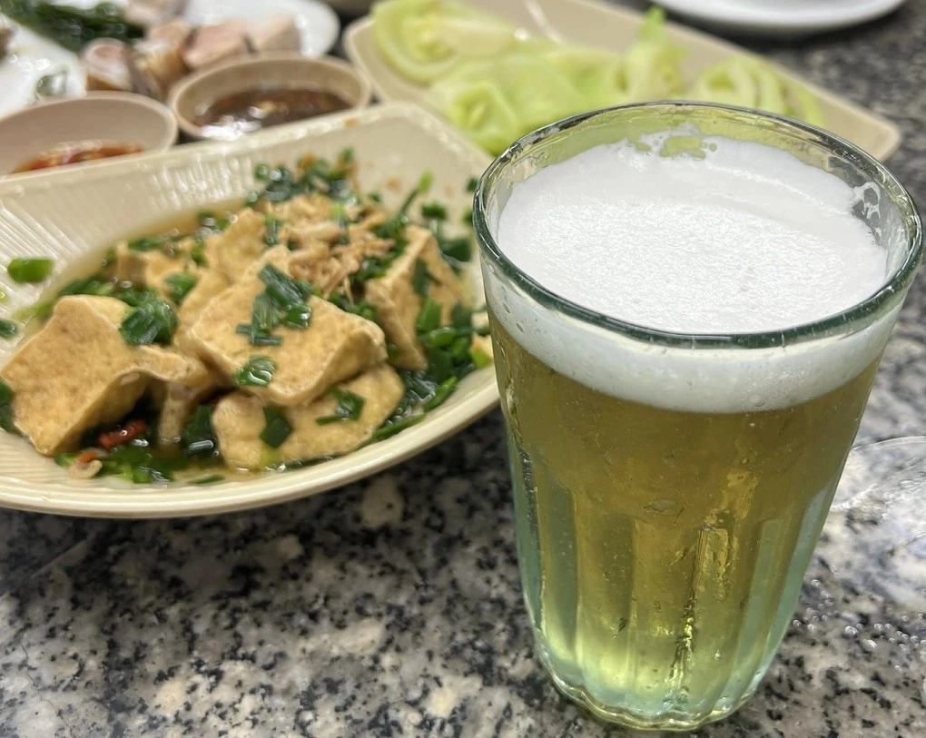Bia có chứa cồn, có thể ảnh hưởng tới giấc ngủ. Ảnh minh họa: Hoài Phương