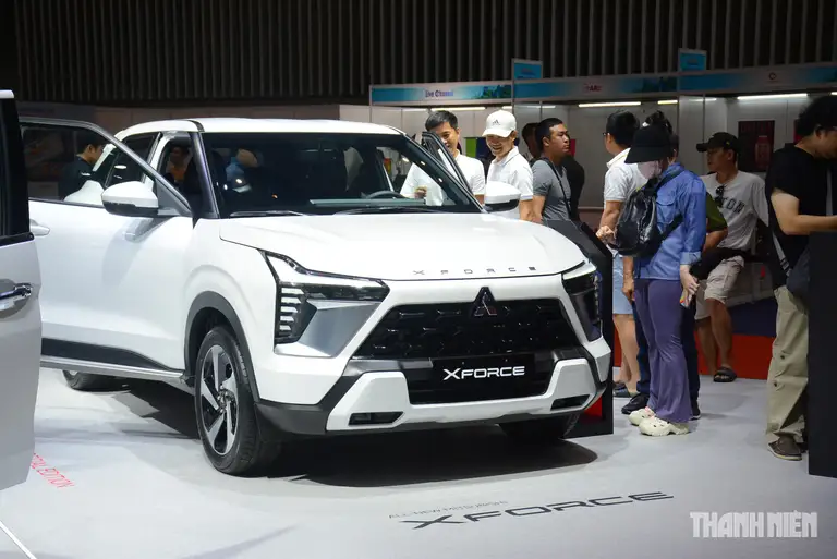 Mitsubishi Xforce tiếp tục góp mặt trong cuộc đua doanh số ô tô động cơ xăng dầu bán chạy nhất Việt Nam, tuy nhiên với 664 xe bán ra trong tháng 8.2026, giảm 506 xe so với tháng 7.2026, Xforce xếp cuối bảng xếp hạng. Với xu hướng khách hàng mua ô tô đang chuyển từ dòng sedan hạng các dòng xe gầm cao cỡ nhỏ, Mitsubishi Xforce với kiểu dáng hiện đại cùng nhiều công nghệ tính năng, giá bán cạnh tranh tiếp tục tạo được sức hút. Mẫu SUV đô thị này hiện có 3 phiên bản, giá bán từ 605 - 720 triệu đồng