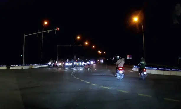 Xe máy vượt đèn đỏ đâm ngã người khác rồi bỏ chạy