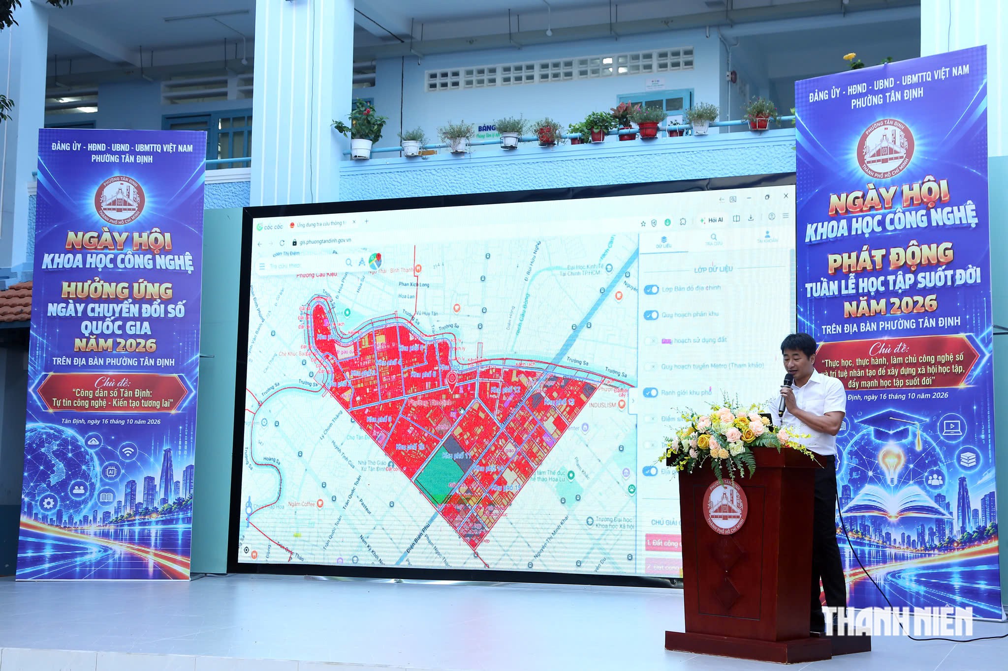 Ông Nguyễn Đức Anh giới thiệu nền tảng bản đồ số GIS của phường Tân Định