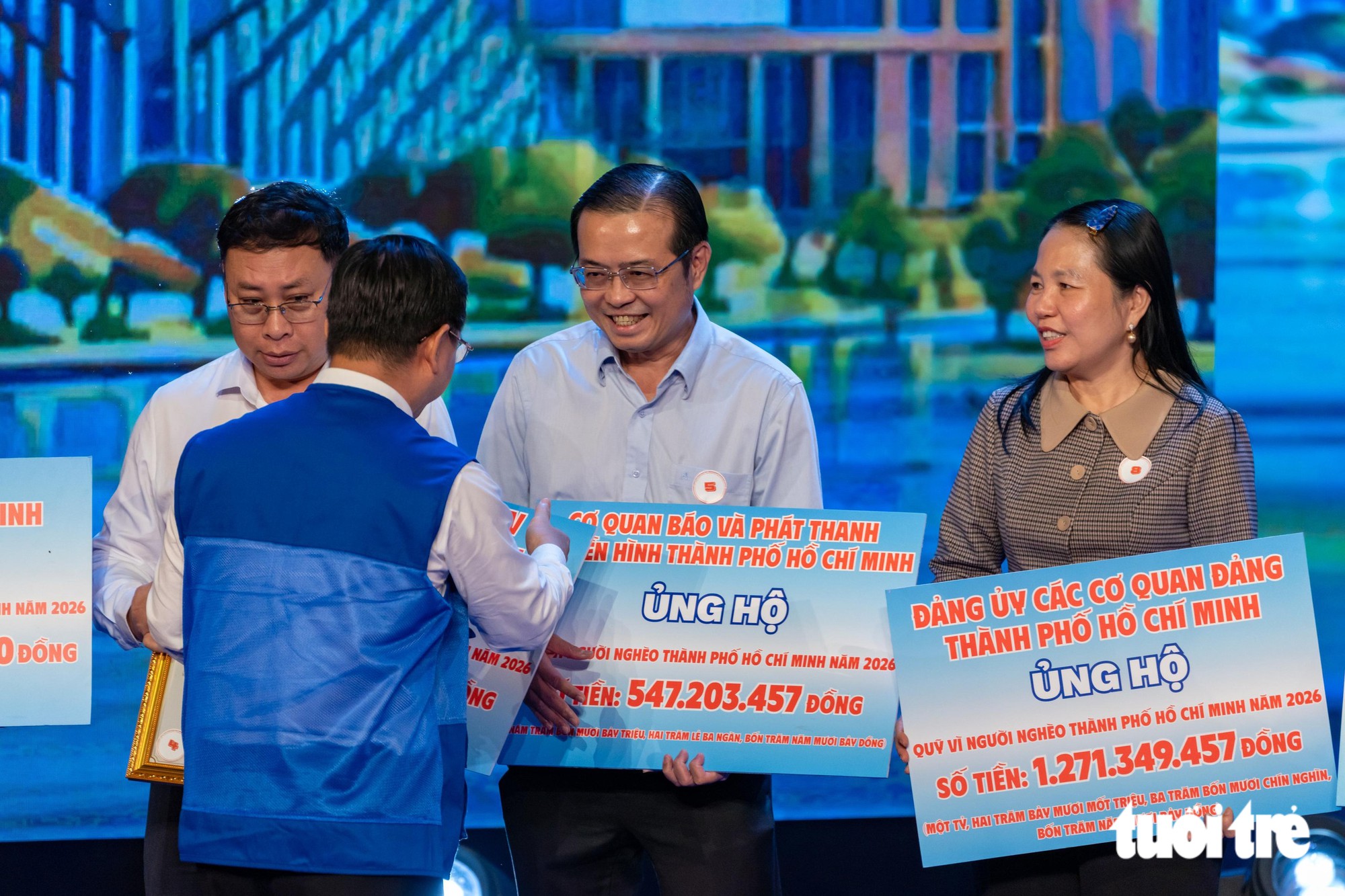Ông Lê Văn Minh - Thành ủy viên, Tổng giám đốc Cơ quan Báo và Phát thanh, Truyền hình TP.HCM, Chủ tịch Hội Nhà báo TP.HCM - trao số tiền ủng hộ - Ảnh: VĂN TRUNG