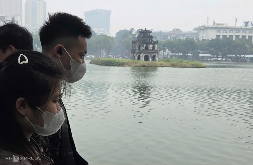 Người dân đeo khẩu trang trước tình trạng ô nhiễm không khí tại Thủ đô cuối năm 2025. Ảnh: Võ Hải