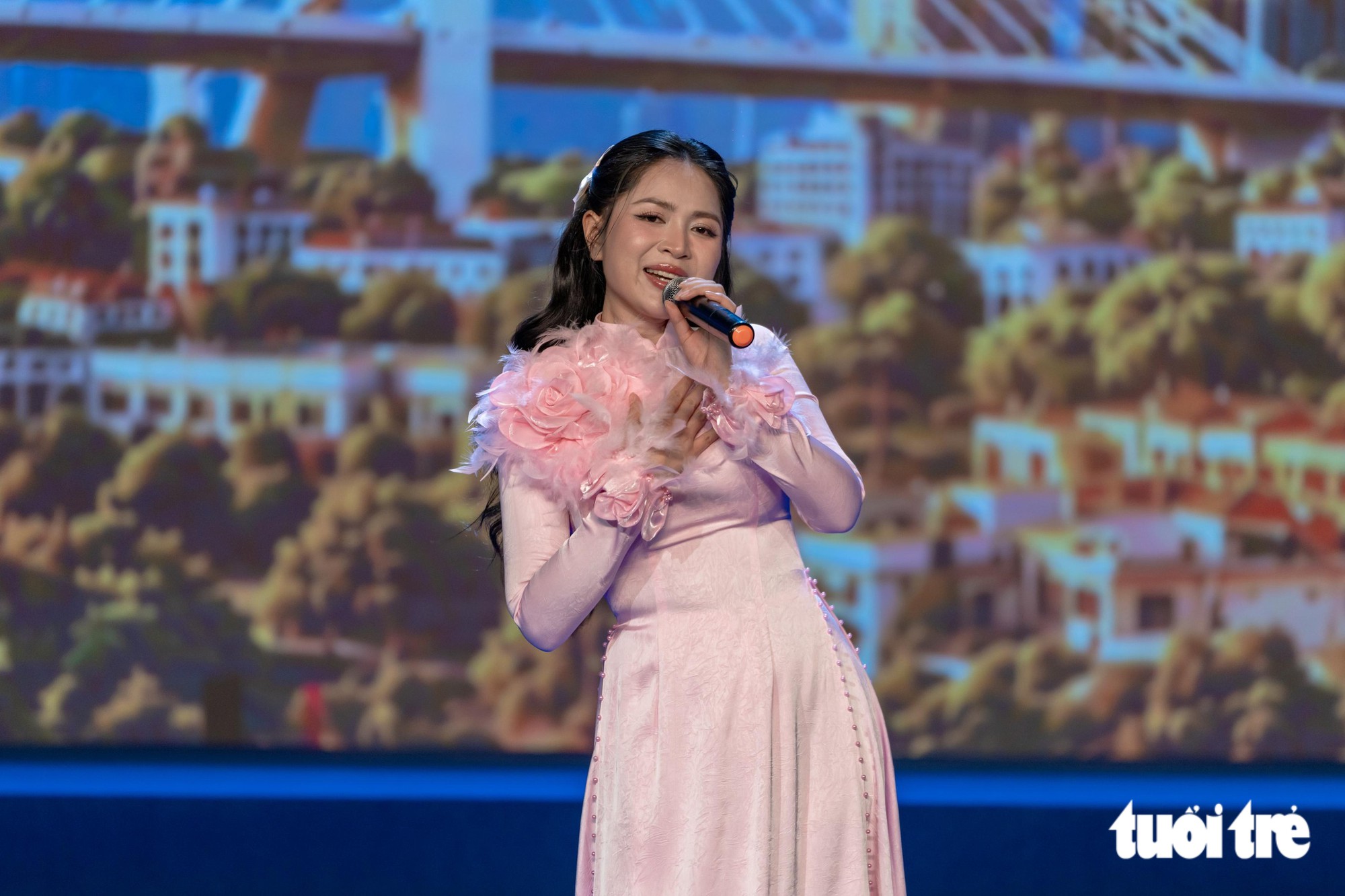 Duyên Quỳnh hát Hòa bình TP.HCM - Ảnh: VĂN TRUNG
