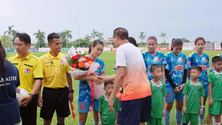 Lãnh đạo VFF tặng hoa động viên đội trước trận giao hữu
