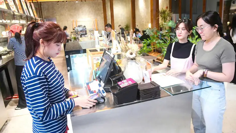 Theo Cục Thuế, hạn cuối là 31-7, hộ kinh doanh, cá nhân kinh doanh có doanh thu từ 1 tỉ đồng/năm trở xuống phải thông báo tài khoản ngân hàng cho cơ quan thuế - Ảnh: QUANG ĐỊNH