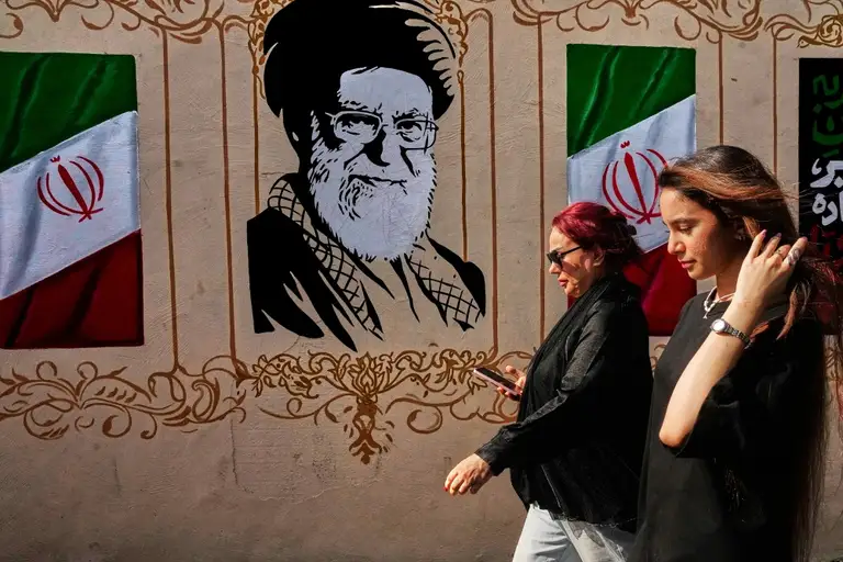 Chân dung cố Lãnh tụ tối cao Iran Ali Khamenei trên một con phố ở thủ đô Tehran - Ảnh: AP