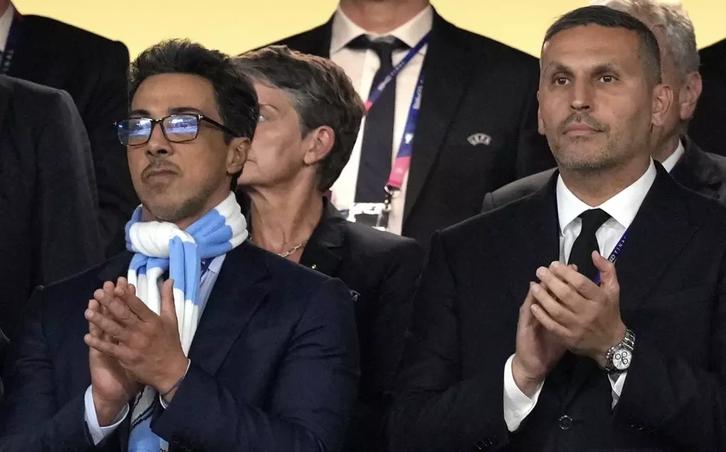 Chủ sở hữu Man City Sheikh Mansour (trái) và Chủ tịch CLB Khaldoon Al Mubarak. Ảnh: PA