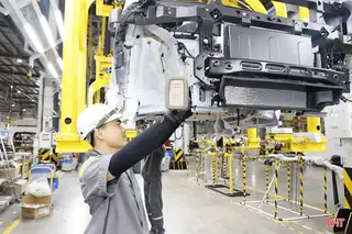 Tỷ phú Phạm Nhật Vượng tuyển 2.000 người cho Vinfast, có vị trí chỉ cần "biết đọc biết viết", thu nhập tới 18 triệu đồng/tháng