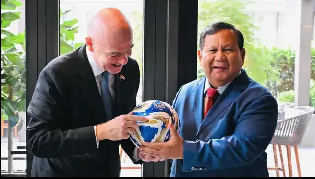 Chủ tịch FIFA Gianni Infantino (trái) muốn dùng FIFA ASEAN Cup để tìm kiếm sự ủng hộ - Ảnh: BOLA
