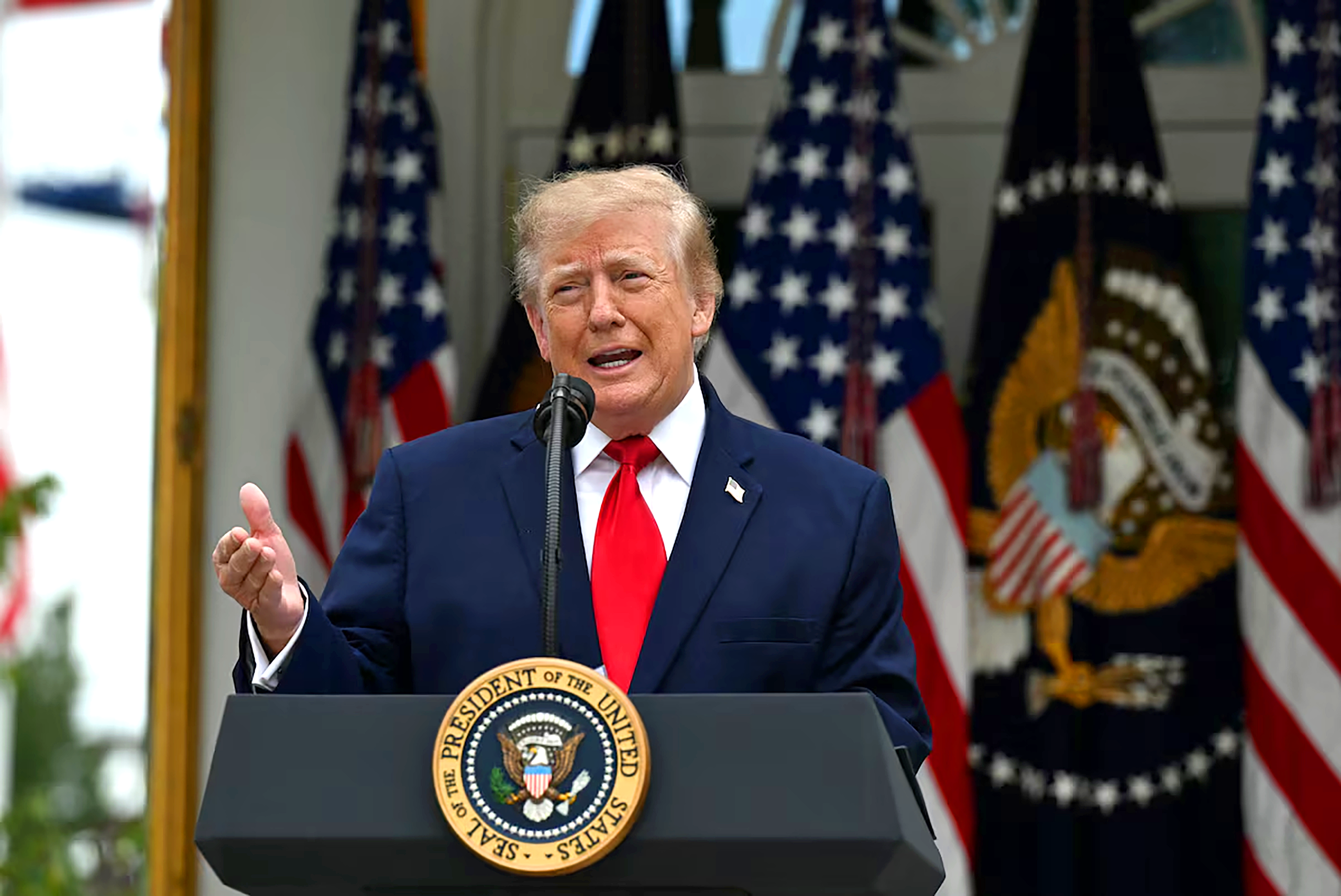 Tổng thống Mỹ Donald Trump phát biểu tại Vườn Hồng ở Nhà Trắng ngày 15-10 - Ảnh: REUTERS