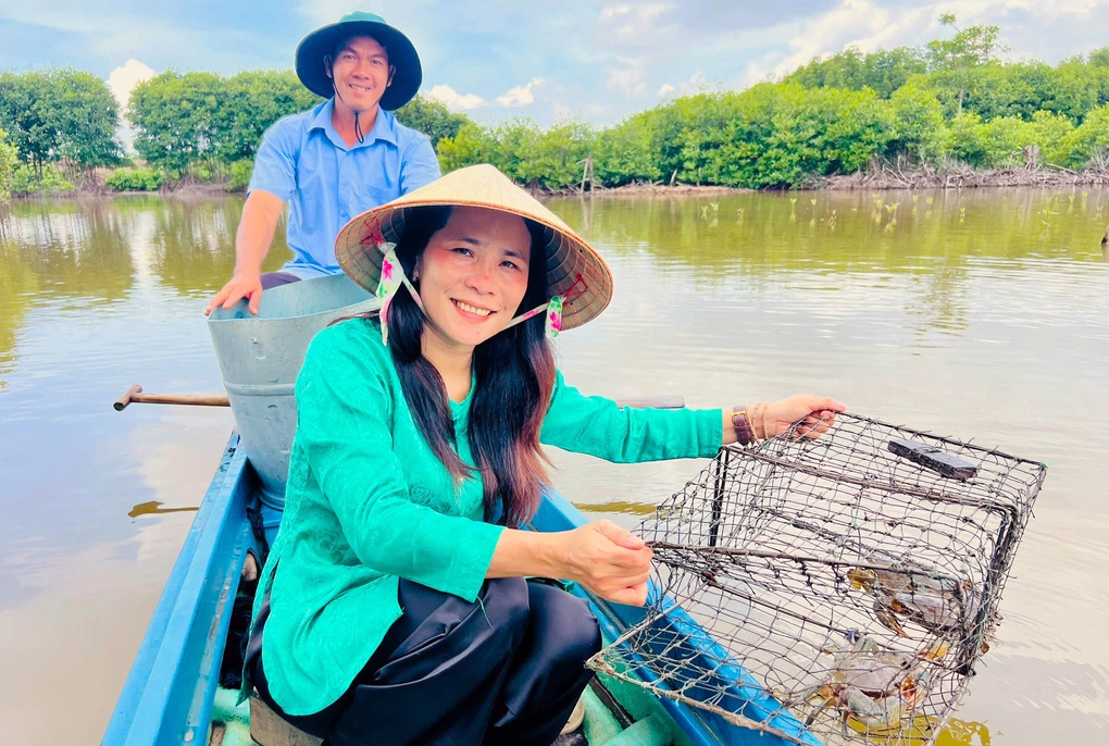 Gia đình chị Hân thu hoạch cua nuôi trong vuông. Ảnh: An Minh