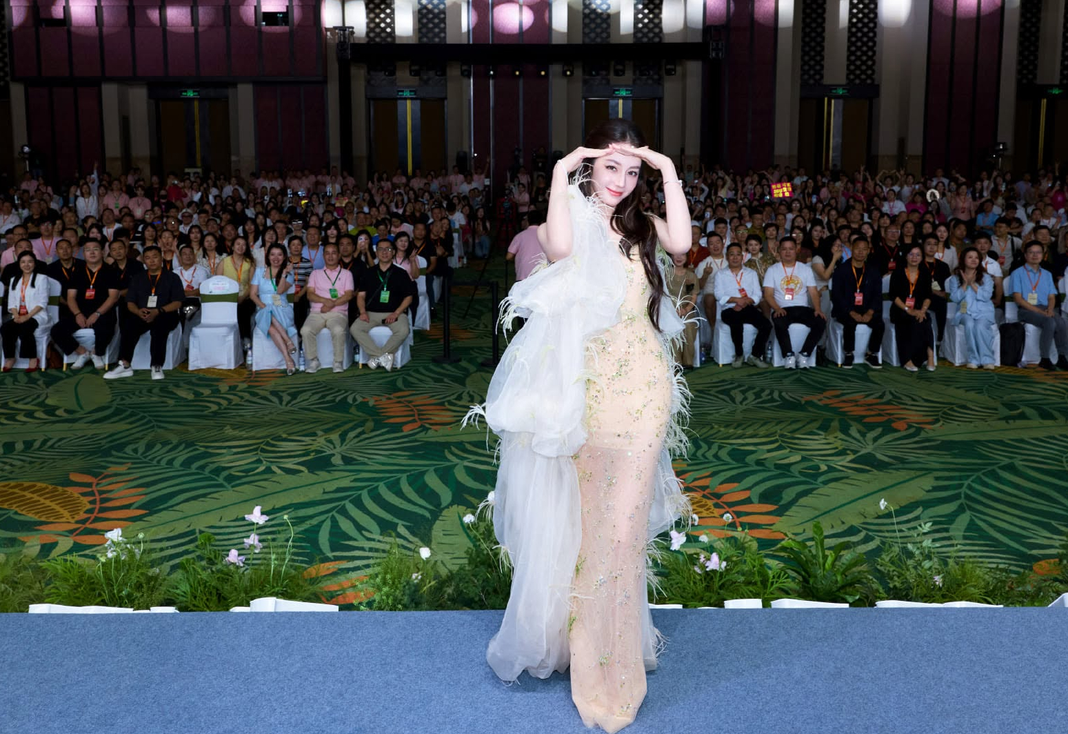 Vẻ đẹp Á Đông của Địch Lệ Nhiệt Ba hòa cùng tinh thần mềm mại, giàu chất thơ của Nguyễn Phúc Tuấn - Ảnh: NTK cung cấp