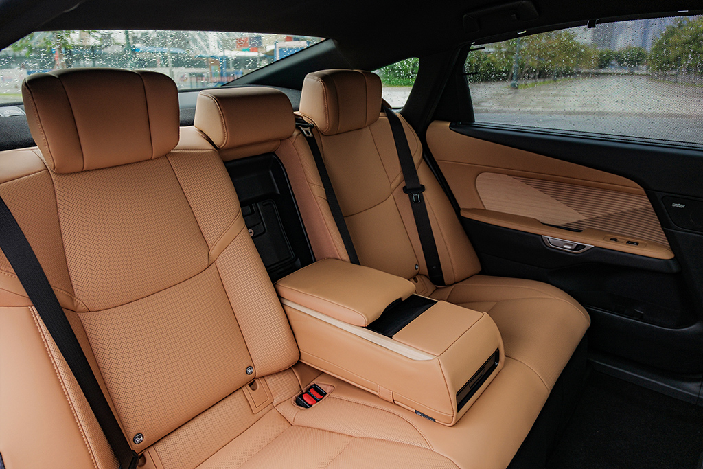 Nội thất ES sang trọng với các chất liệu cao cấp thường thấy trên xe Lexus