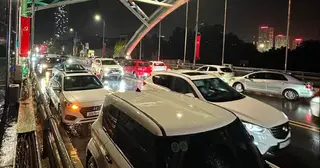 Lũ sông Cầu vượt báo động, dân Thái Nguyên xuyên đêm đưa ô tô đi tránh lũ