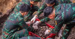 Di dời hơn 200 m³ đất ở công viênLêThịRiêng, quy tập thêm 8 hài cốt liệt sĩ