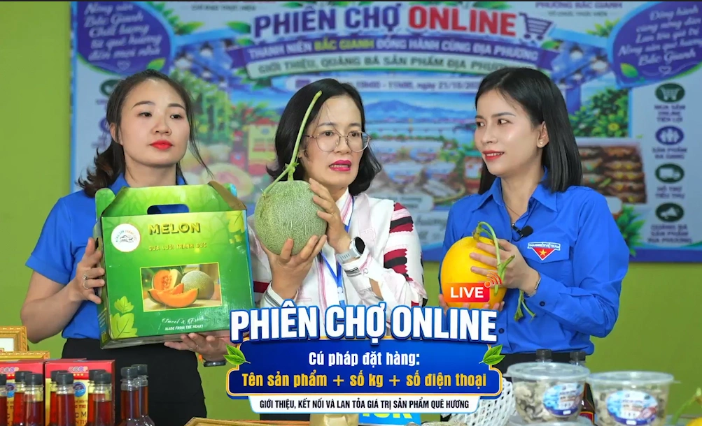 Bà Đinh Thị Ngọc Lan ở giữa đang giới thiệu sản phẩm dứa lưới. Ảnh cắt từ video