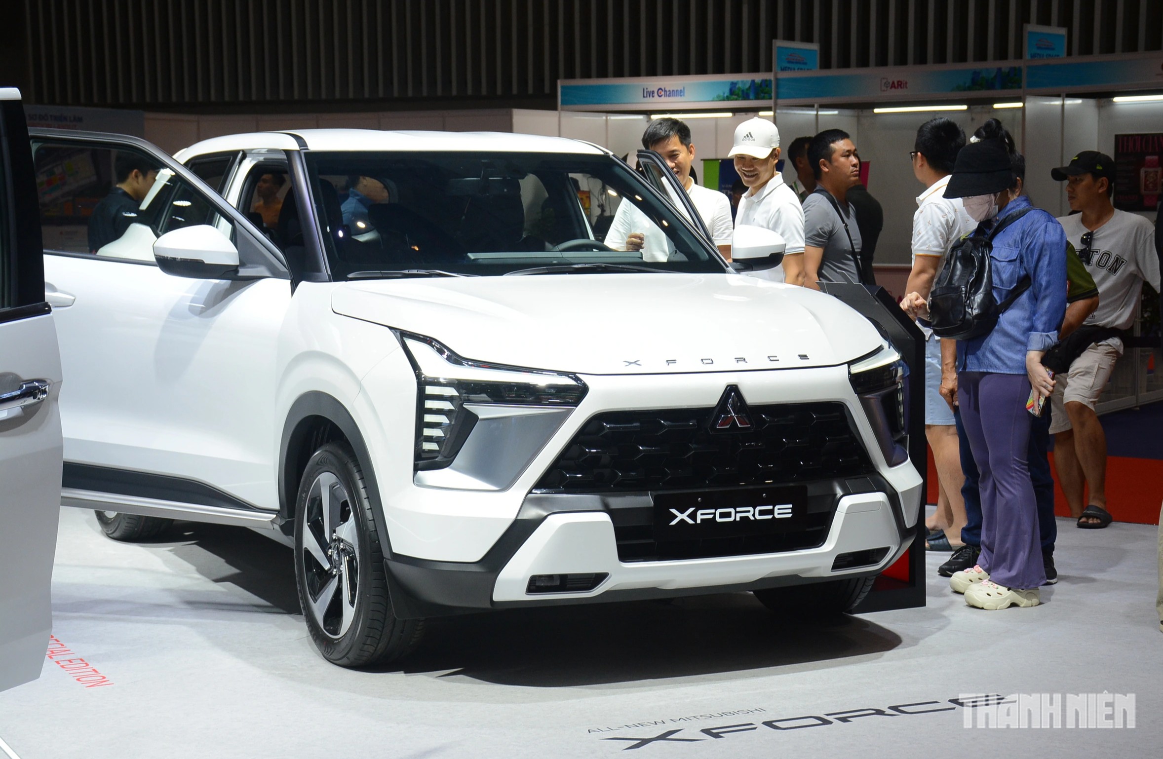 Xếp ngay sau Toyota Yaris Cross có Mitsubishi Xforce. Tương tự đối thủ đồng hương, Mitsubishi Xforce cũng được phân phối tại Việt Nam theo diện ô tô nhập khẩu nguyên chiếc từ nhà máy ở Indonesia. Sau 3 quý đầu năm 2026 đạt tổng doanh số 9.456 xe, tăng 1.422 xe so với cùng kỳ năm ngoái. Xforce liên tục được Mitsubishi Việt Nam triển khai chương trình ưu đãi lên đến hàng chục triệu đồng, đồng thời tái cơ cấu lại danh mục xe. Sức hút của mẫu xe này còn đến từ kiểu dáng nhỏ gọn, thời trang đi kèm hàng loạt công nghệ tính năng được Mitsubishi trang bị. Mitsubishi Xforce tại Việt Nam hiện có 3 phiên bản, đi kèm mức giá 605 - 720 triệu đồng
