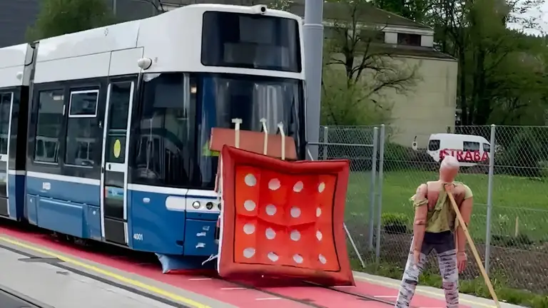 VBZ hợp tác với nhà sản xuất Alstom thử nghiệm túi khí gắn ở đầu xe, hoạt động nhờ cảm biến hoặc kích hoạt thủ công từ tài xế.
