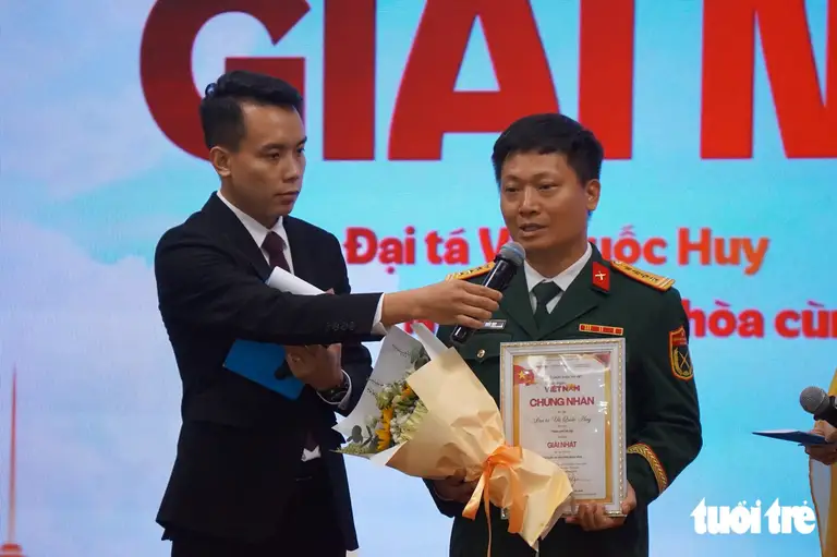 Tác giả Vũ Quốc Huy nhận giải nhất - Ảnh: THIÊN ĐIỂU