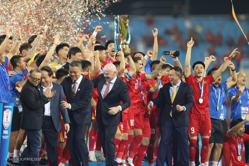Chủ tịch FIFA Gianni Infantino (cà vạt nâu nhạt) và Chủ tịch VFF Trần Quốc Tuấn (cà vạt vàng) dự lễ trao Cup cho đội tuyển Việt Nam sau trận chung kết lượt về ASEAN Cup 2026 trên sân Mỹ Đình, Hà Nội tối 26/8/2026. Ảnh: Đức Đồng