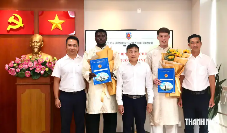 Thượng tá Phan Huy Văn và các lãnh đạo của CLB Công an TP.HCM đến chúc mừng Olaha Mạnh Đức và Williams Minh Hoàng