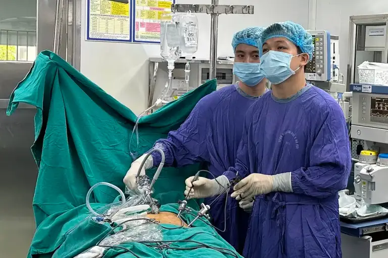 Bác sĩ Tỵ đang can thiệp phẫu thuật cho bệnh nhân. Ảnh: Bác sĩ cung cấp