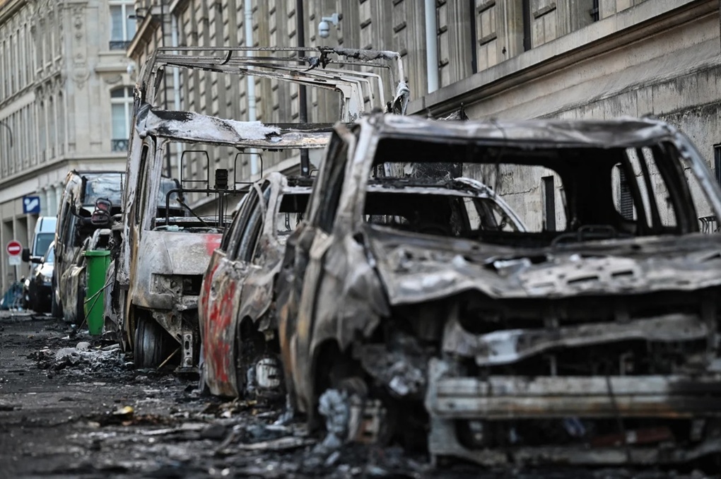 Xe hơi bị đốt phá trong bạo loạn ở Paris hôm 18/10. Ảnh: AFP