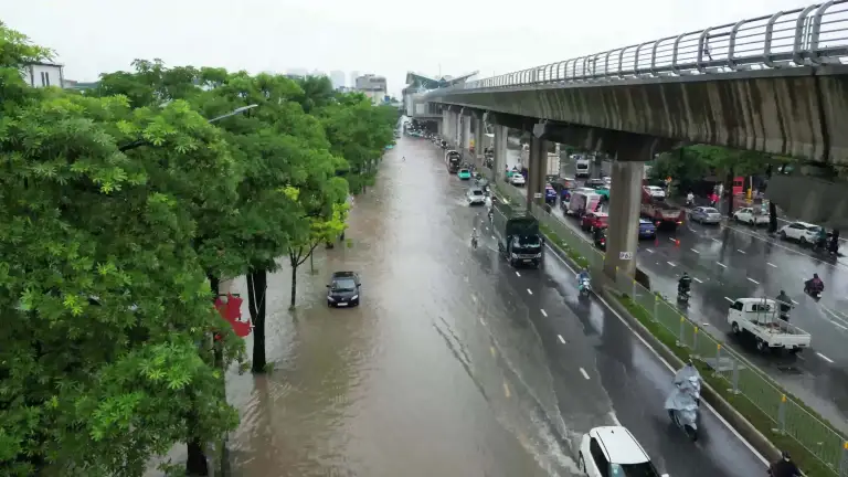 Đường Cầu Diễn, chia tách hai phường Phú Diễn và Xuân Phương, lúc 13h hôm nay vẫn ngập. Video: Văn Ngọc