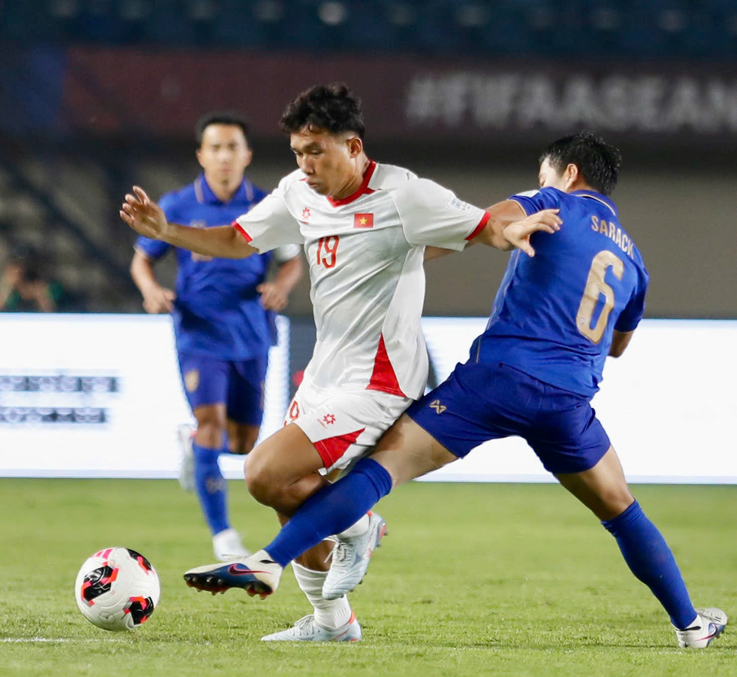 Minh Khoa (áo trắng) trong trận gặp Thái Lan ở FIFA ASEAN Cup 2026 - Ảnh: ANH KHOA