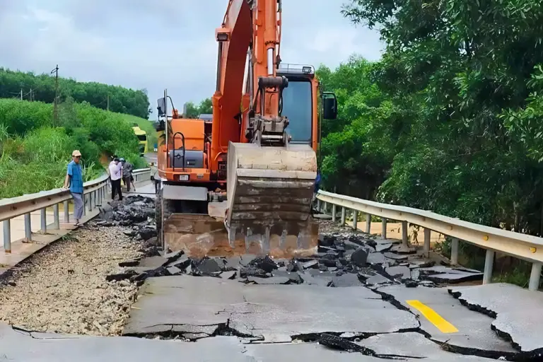 Nhà chức trách điều máy xúc khắc phục sự cố, chiều 16/9. Ảnh: Hùng Lê