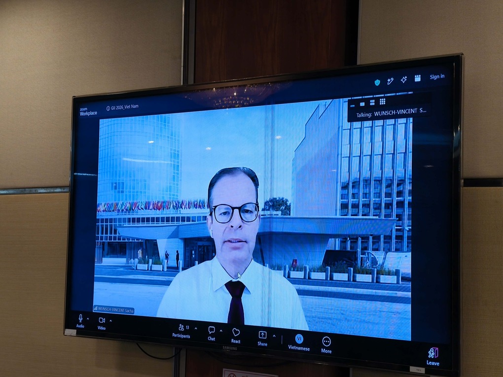 Ông Sacha Wunsch-Vincent, chuyên gia cao cấp của WIPO và đồng tác giả báo cáo GII trao đổi trực tuyến tại hội thảo. Ảnh: Nam Nguyễn
