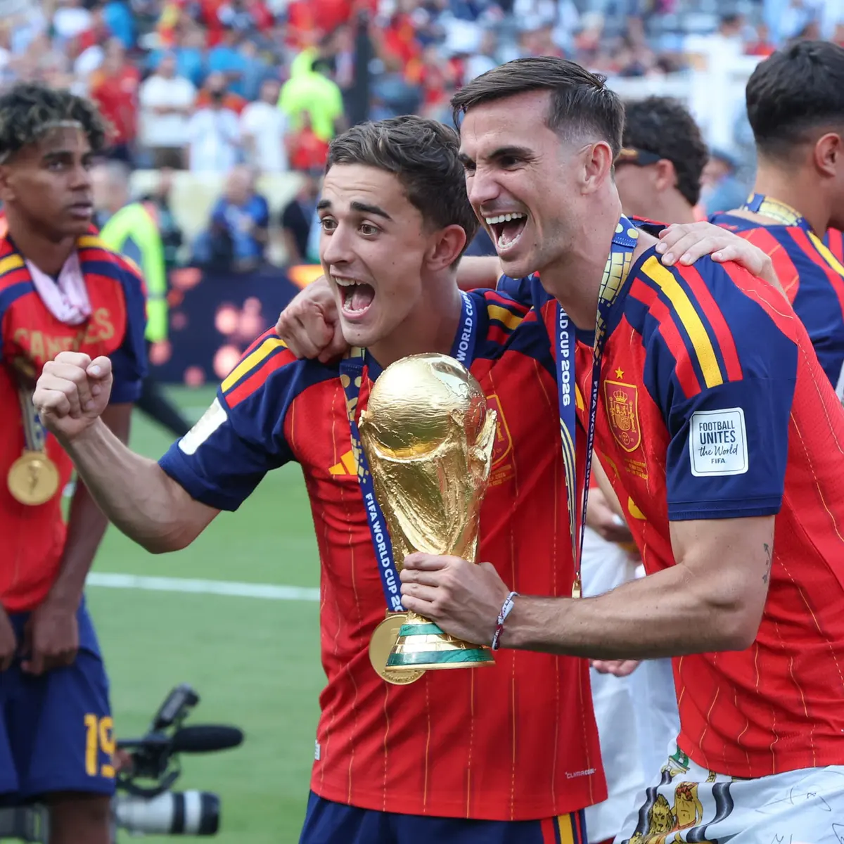 Cả Gavi và Fabián Ruiz đều ươm mầm niềm đam mê trái bóng tròn từ chính những sân cỏ phong trào tại địa phương. Ảnh: Europa Press