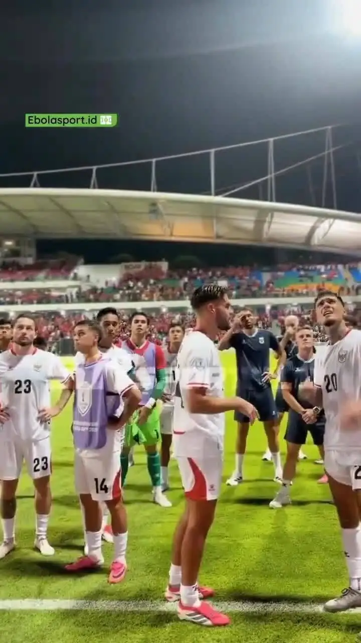 Cầu thủ Indonesia tranh cãi với cổ động viên sau trận hòa Singapore 0-0 ở lượt cuối bảng A ASEAN Cup 2026, trên sân Jalan Besar, Singapore ngày 7/8/2026. Video: Ebolasport, X / @2ndlinesquad