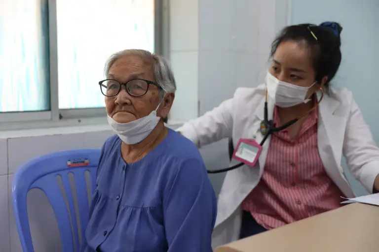Người dân TP HCM tham gia khám định kỳ miễn phí. Ảnh: Quỳnh Trần
