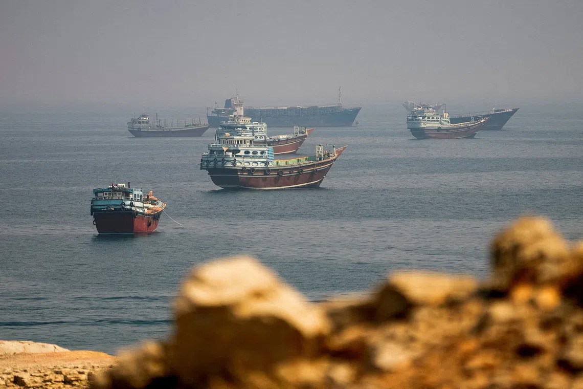 Tàu thuyền tại eo biển Hormuz - Ảnh: REUTERS