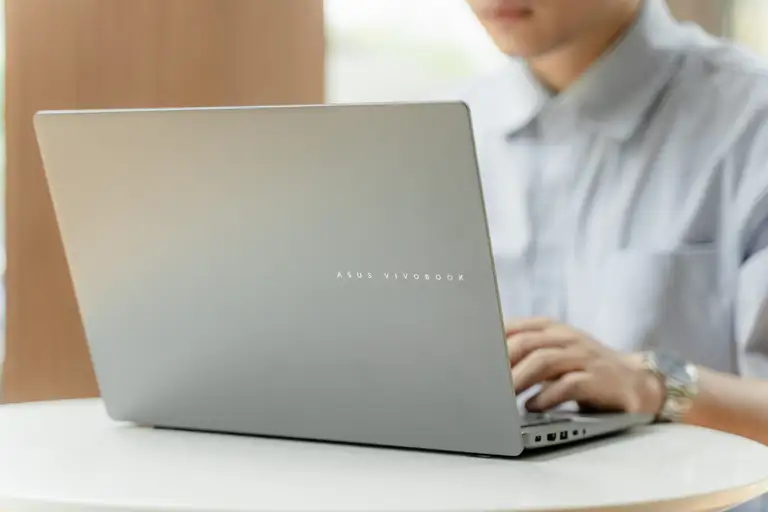 Trước khi xuống tiền, người mua có thể hình dung một ngày sử dụng máy thật sự: phải mang máy đi bao xa, có dễ tìm ổ cắm, phần mềm của ngành học cần sức mạnh xử lý hay card đồ họa? Những câu hỏi đời thường ấy đôi khi hữu ích hơn một bảng thông số dài.