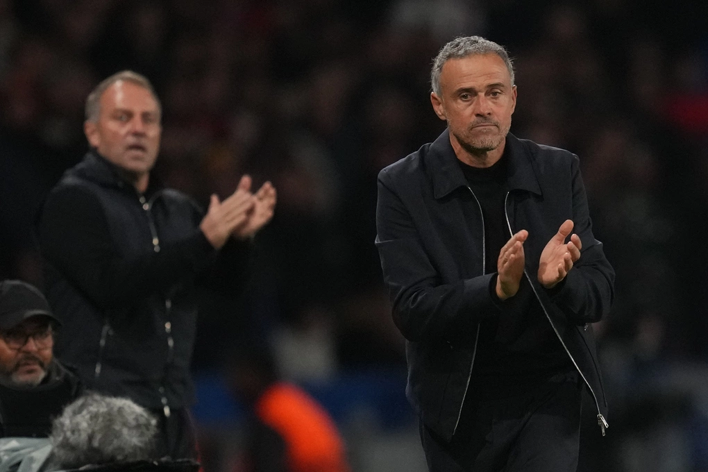 HLV Luis Enrique của PSG (phải) và HLV Hansi Flick của Barca trong trận đấu giữa PSG và Barca ở vòng phân hạng Champions League tại Paris, Pháp, ngày 20/10/2026. Ảnh: AP
