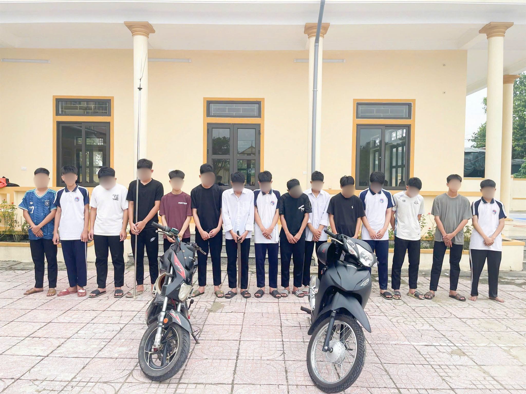 Nhóm thanh, thiếu niên tại cơ quan chức năng. Ảnh: CAHT.