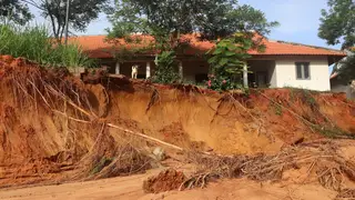Lũ cát khoét đường, tràn vào resort ở Mũi Né